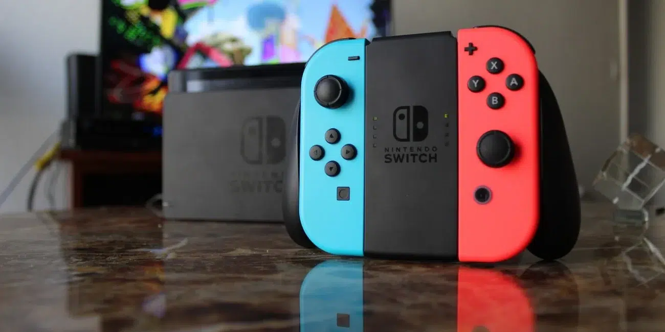 the Nintendo switch controller accessory with the red and blue joy con controllers attached